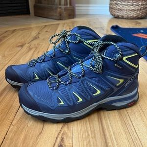 Never worn Salomon hiking boots women (size 9)